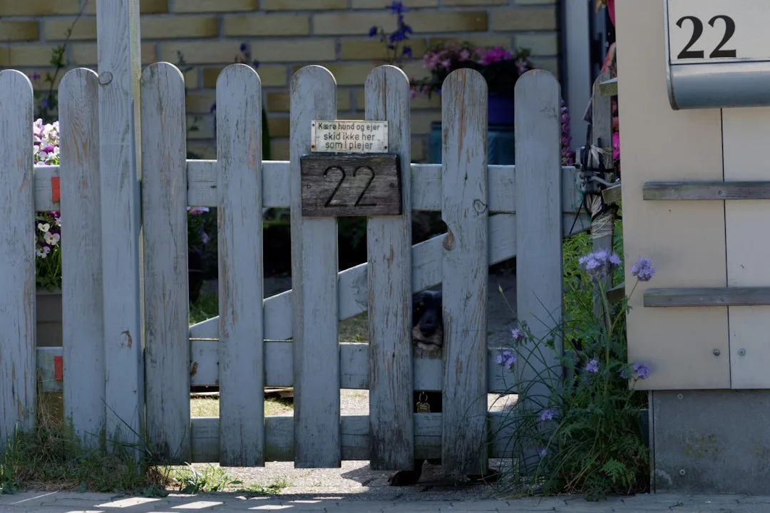 3D-gedrucktes Türschild mit Familiennamen und Hausnummer in Holzoptik an einer Eingangstür