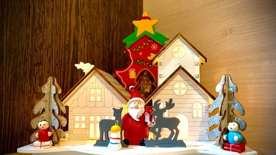 Mehrere 3D-gedruckte Weihnachtsdekorationen auf einem Tisch, darunter ein Schwibbogen, ein Stern und ein personalisiertes Namensschild