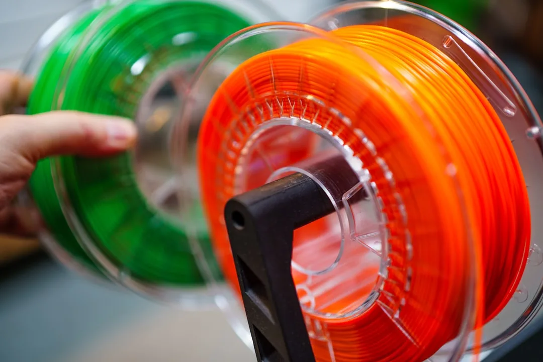 Filament-Rollen in verschiedenen Materialien und Farben für den FDM-Druck