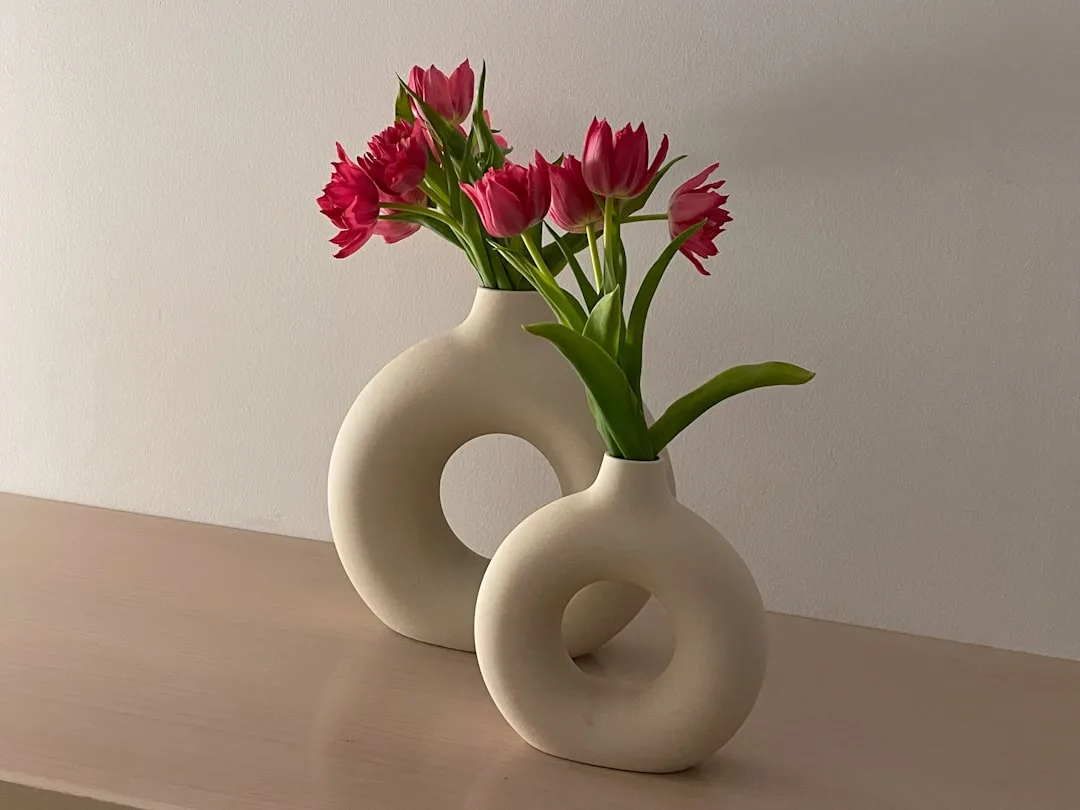 3D-gedruckte Vase als individuelles Wohn-Accessoire auf einem Sideboard