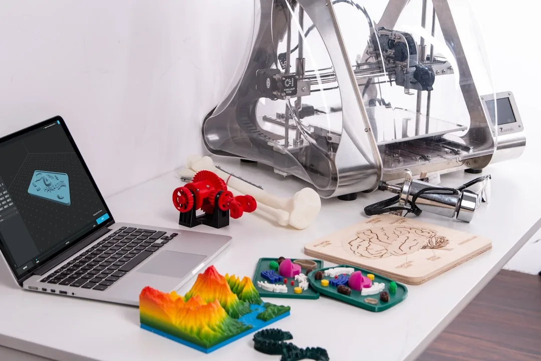 Mehrere 3D-gedruckte Teile aus verschiedenen Materialien und Farben