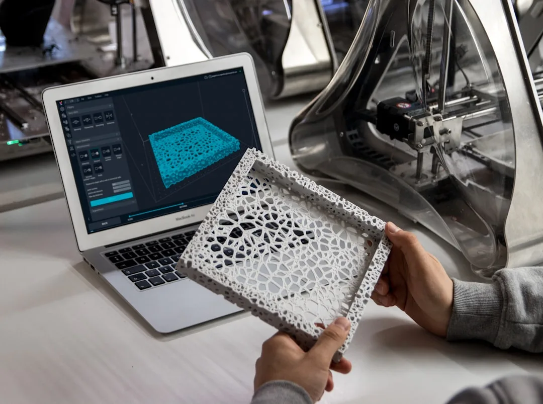 Person stellt am Laptop eine Anfrage für einen 3D-Druck Auftrag