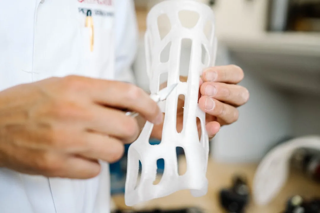 Übergabe eines fertig gedruckten 3D-Druck-Teils an einen Kunden vor Ort