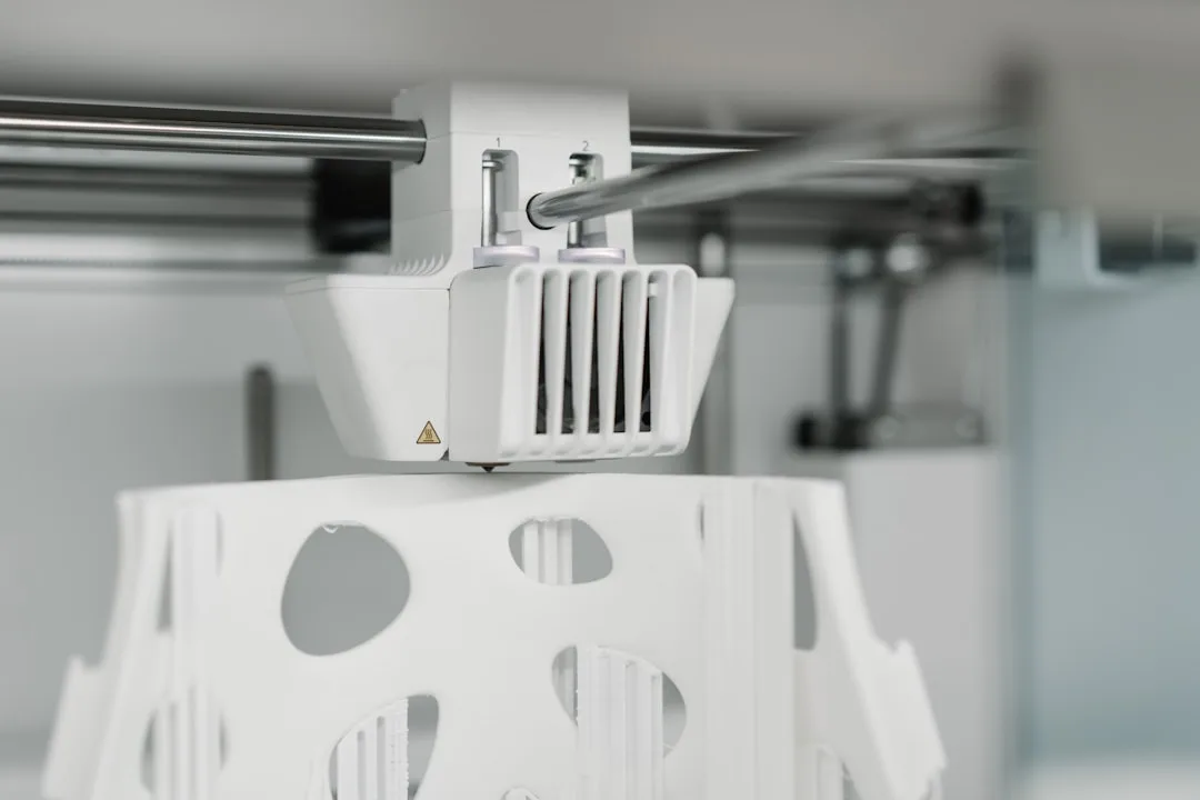 Verschiedene 3D-gedruckte Bauteile aus unterschiedlichen Materialien im Detail