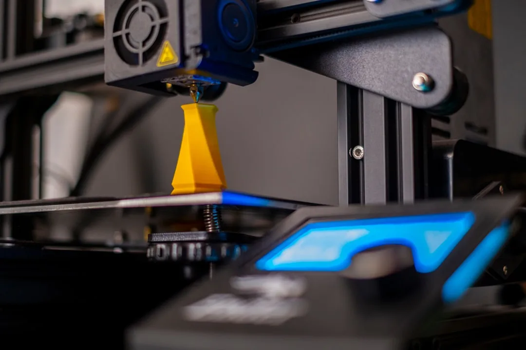FDM 3D-Drucker baut ein Bauteil schichtweise auf