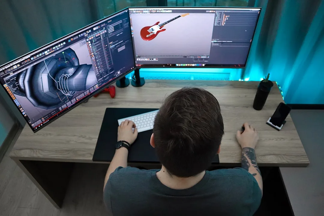 Person prüft ein 3D-Modell am Bildschirm zur Vorbereitung einer FDM-Druckanfrage