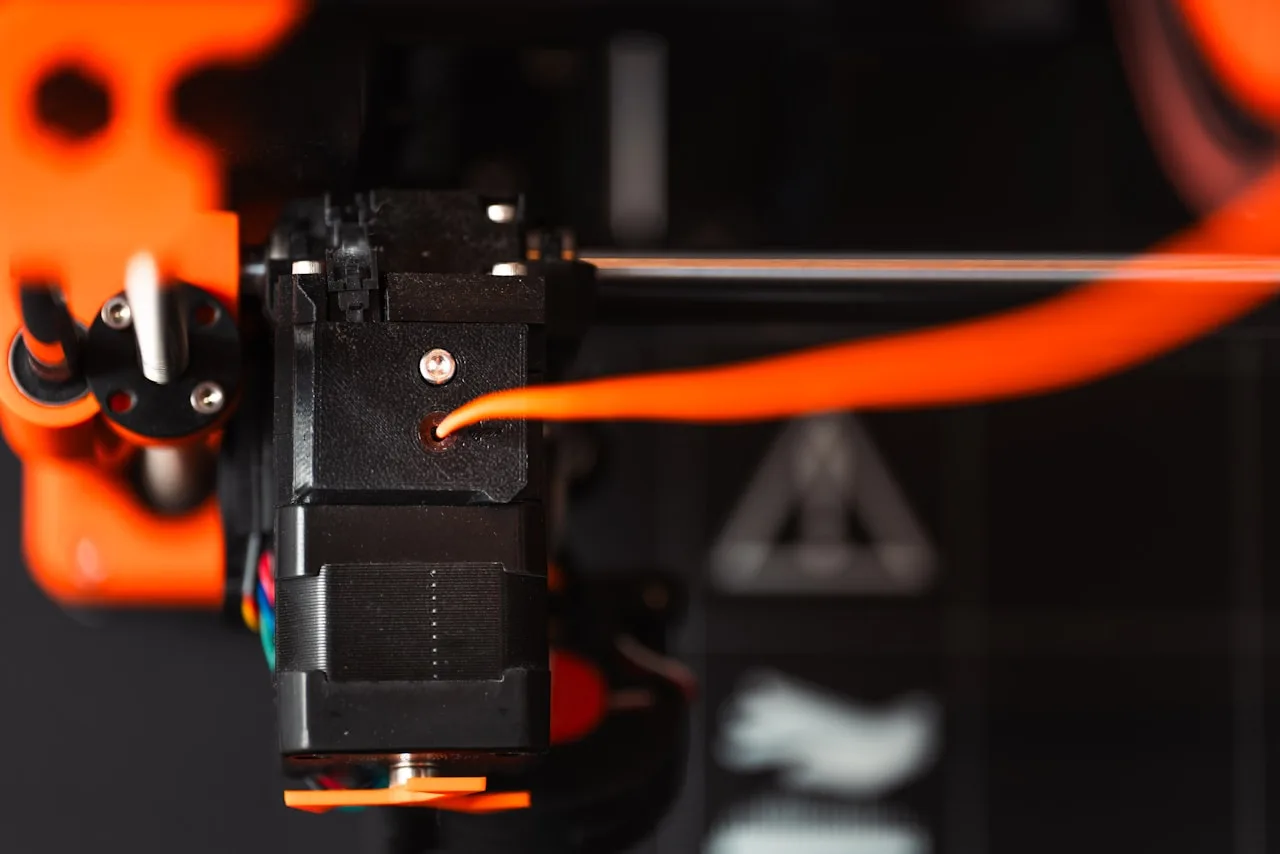 3D-Drucker Düse beim Druck eines technischen Bauteils aus Nylon