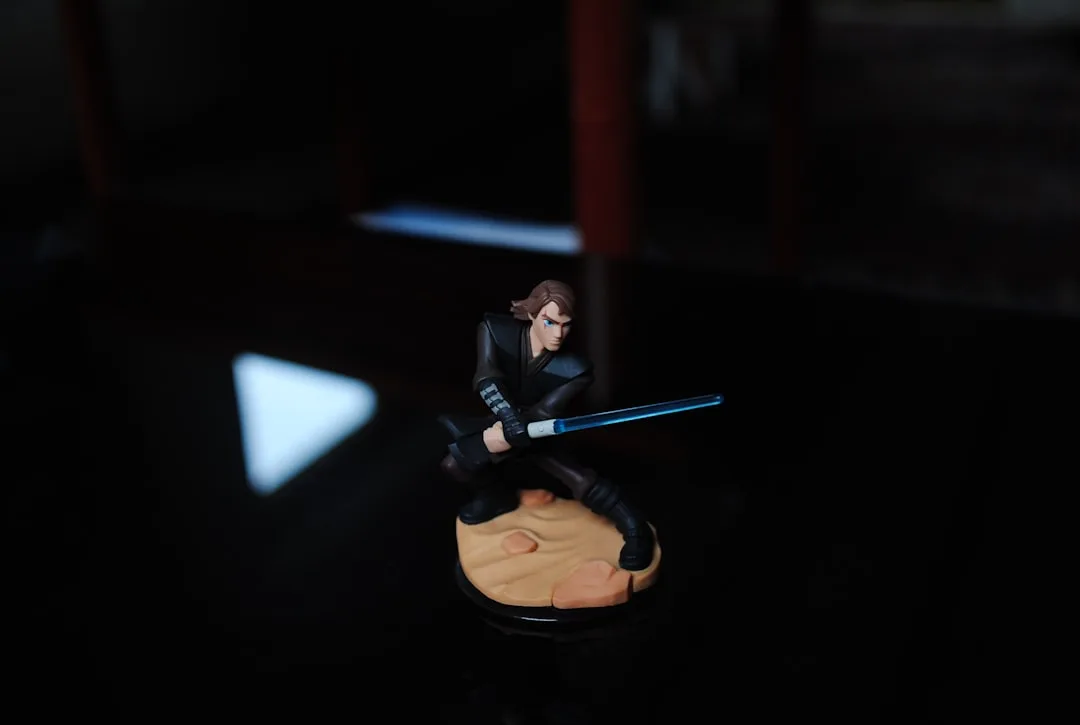 Hand bemalt eine 3D-gedruckte Figur mit feinem Pinsel