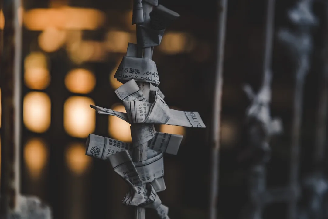 Detailaufnahme einer feinen 3D-gedruckten Miniaturfigur aus Resin