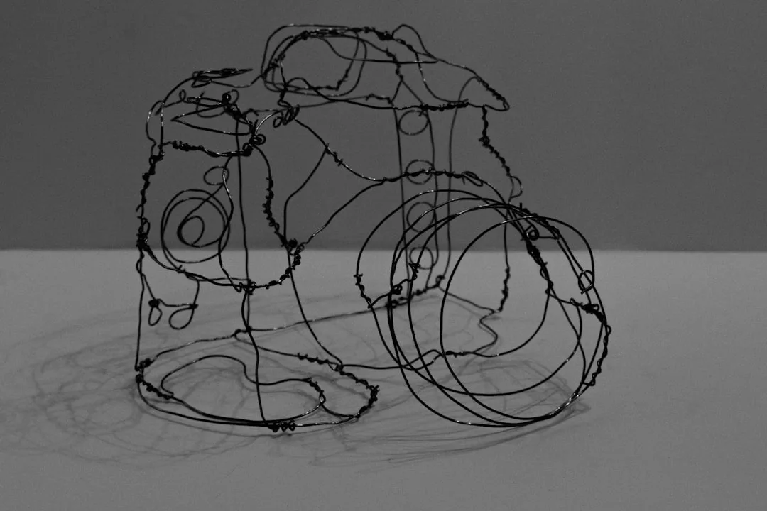 Handskizze mit Maßen und das daraus gedruckte 3D-Objekt nebeneinander