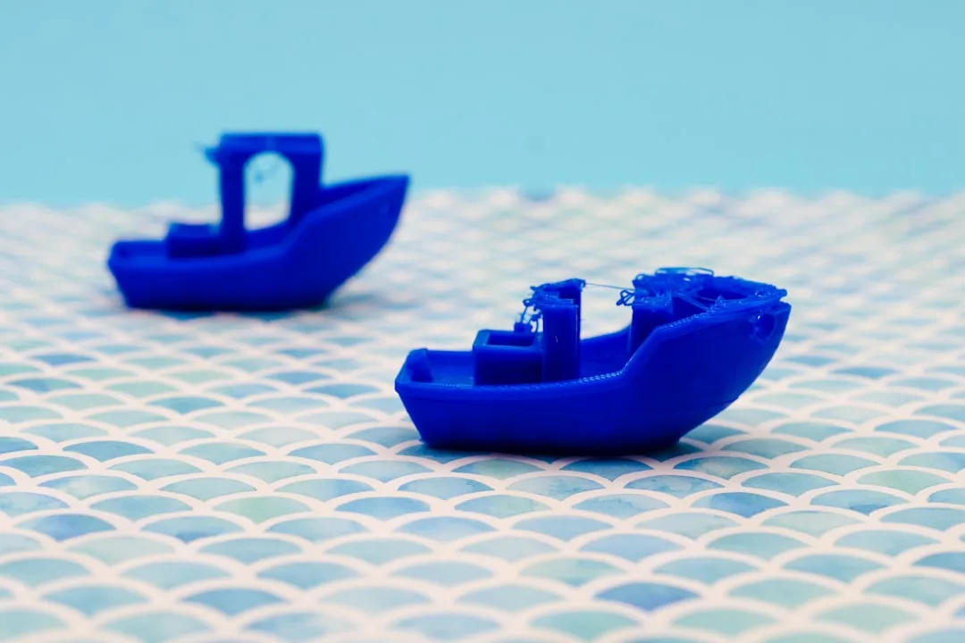 Mehrere identische 3D-gedruckte Bauteile als Kleinserie nebeneinander