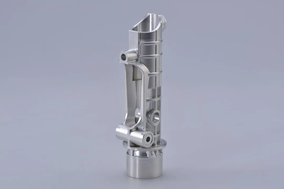 Metallisch glänzendes 3D-gedrucktes Aluminiumbauteil aus einem pulverbasierten Druckverfahren
