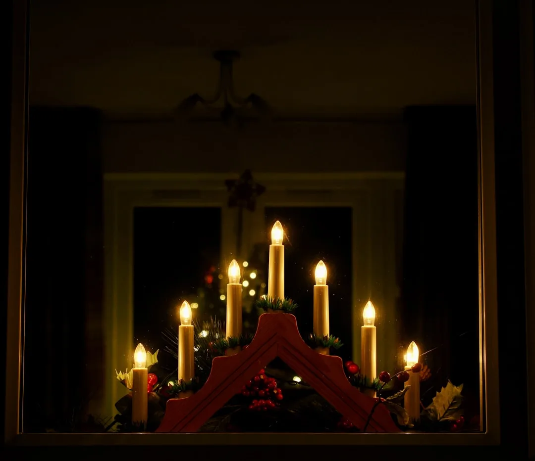 Lithophan Schwibbogen mit persönlichem Foto auf einem Fensterbrett zur Weihnachtszeit