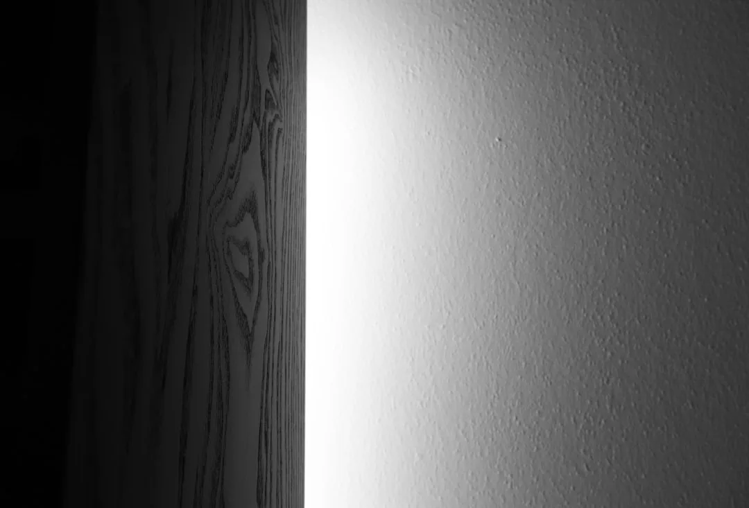 Lithophan aus weißem PLA, links ohne Beleuchtung, rechts mit Gegenlicht und sichtbarem Portraitmotiv