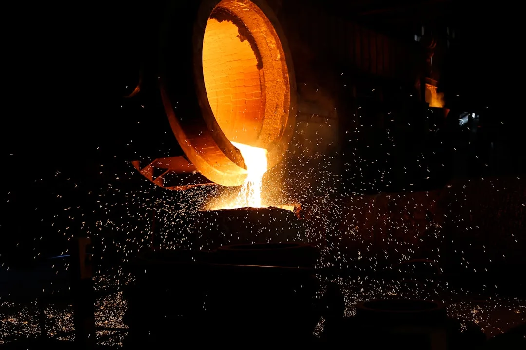 Fluessiges Metall wird in eine Gussform gegossen, deren Hohlraum aus einem 3D-gedruckten Modell entstanden ist