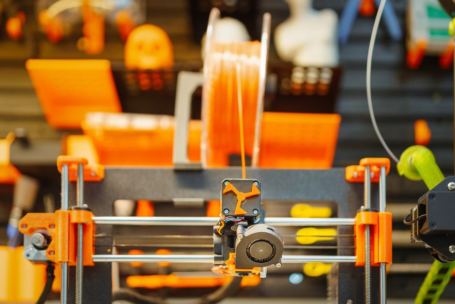 FDM-3D-Drucker beim Druck: Filament läuft von der Spule in den Druckkopf