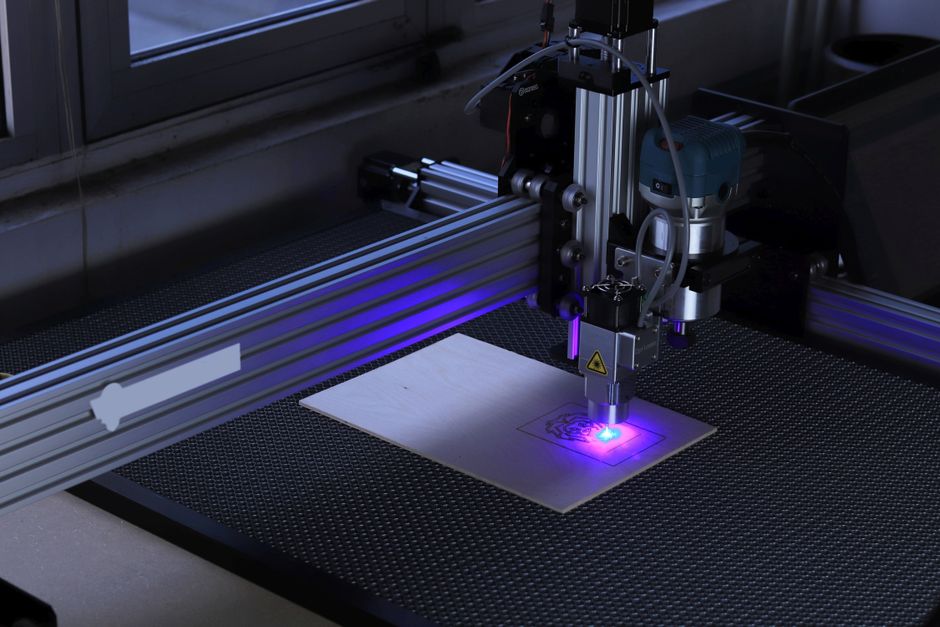 Lasergerät markiert ein 3D-gedrucktes Kunststoffbauteil mit einer Beschriftung