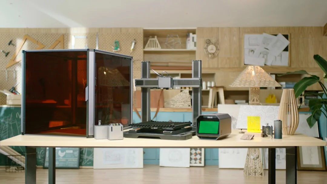 Nahaufnahme eines 3D-gedruckten Kunststoffteils auf einer Werkbank