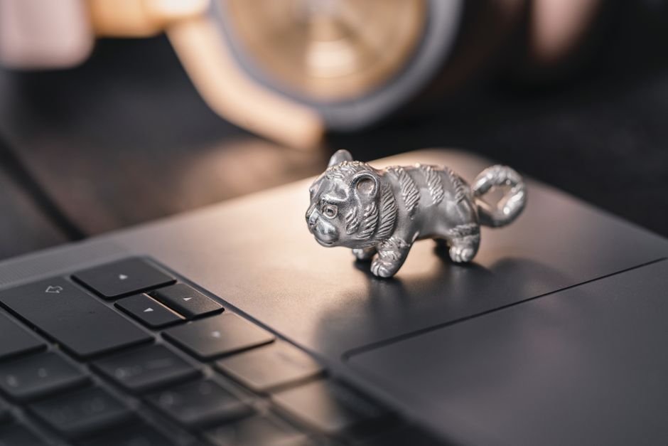 3D-gedruckte Figur auf einem Schreibtisch neben einem Laptop