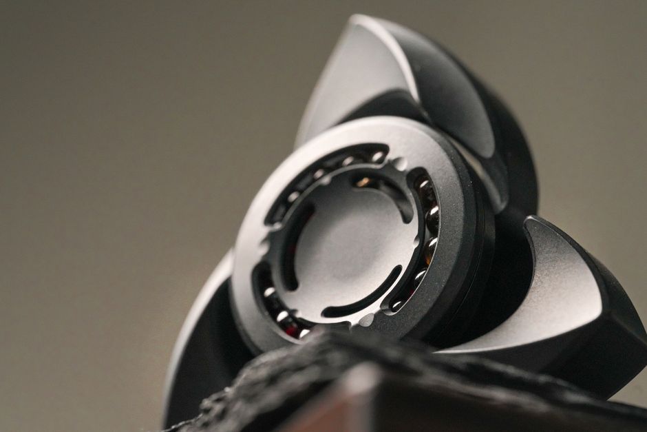 Kleines 3D-gedrucktes Fidget-Objekt aus Kunststoff in einer Hand