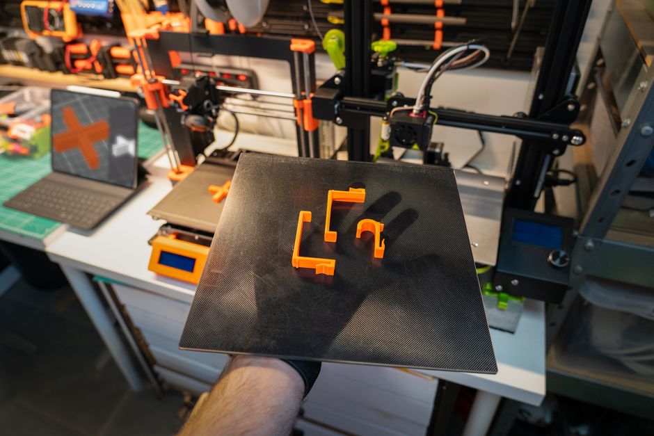 Mehrere gleiche 3D-gedruckte Kunststoffteile nebeneinander nach dem Druck