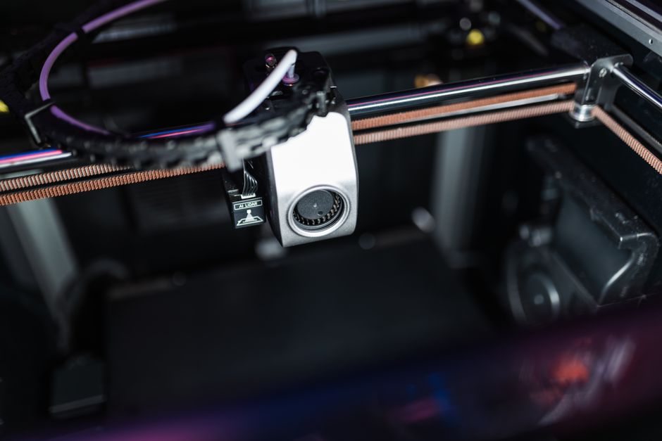 Nahaufnahme eines weißen PTFE-Schlauchs, der Filament zum Druckkopf eines 3D-Druckers führt